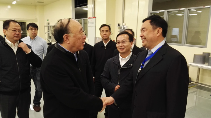 2重庆市市长黄奇帆与赵振元同志亲切交谈，中立者为重庆超硅总经理长陈猛.jpg