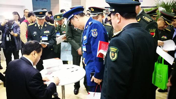 5赵振元同志向参会代表签字赠书.jpg