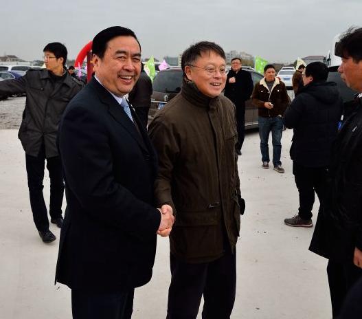 赵振元同志与上海科技大学校长江绵恒亲切交谈.jpg