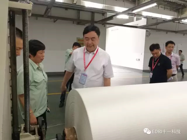 8-赵振元询问产品情况.jpg