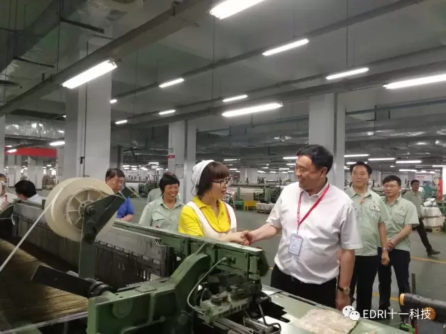 10-赵振元与车间职工亲切握手.jpg