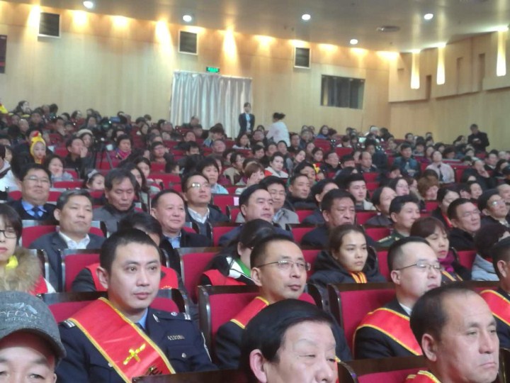 2-赵振元同志与袁三军市委书记、市人大主任李明桢、市政协主席谈得胜、驻巩义部队首长等一起观看晚会.jpg