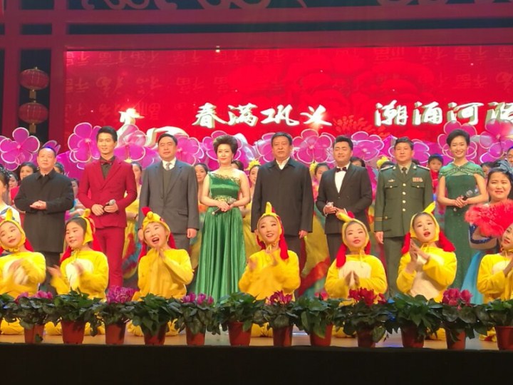 6-赵振元同志与巩义市领导一起与全体演职人员合影.jpg