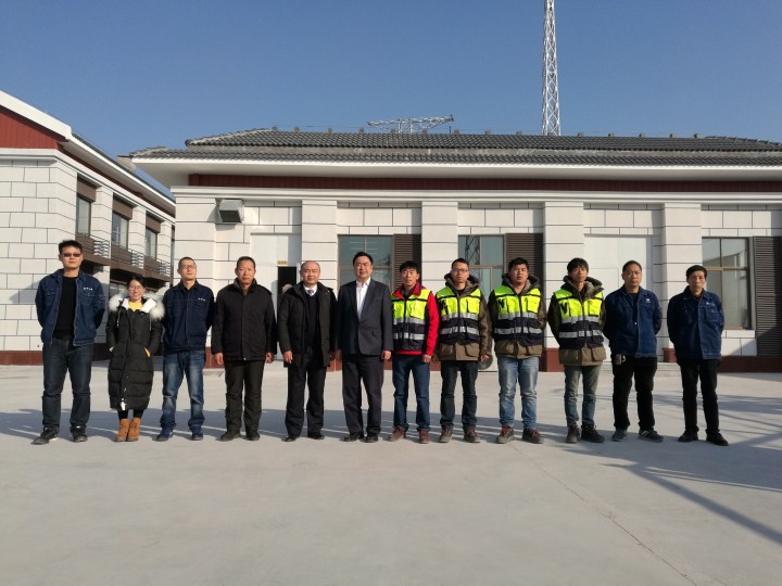 12-赵振元同志和现场工地的同志们亲切合影.jpg