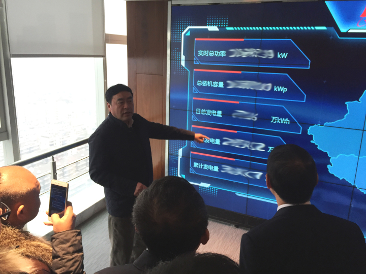 7-赵振元同志带领与会干部现场观摩“伟德体育新能源运管中心”.jpg