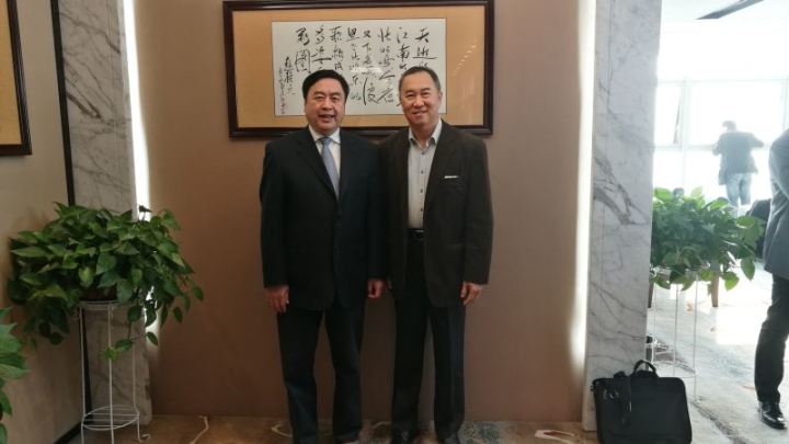10-赵振元与拜访伟德体育的格罗方德副总裁洪启财先生亲切合影.jpg