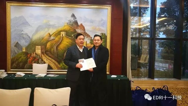 7-赵振元同志向孙学军指挥长赠书.webp.jpg