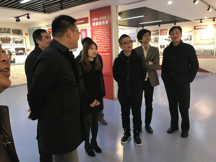 3-客人参观伟德体育院史馆.jpg