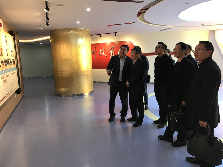 5-赵振元同志亲自向到访客人介绍伟德体育院史馆.jpg