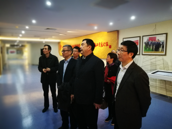 赵振元同志向无锡产业集团刘涛书记一行介绍伟德体育院史馆3.jpg