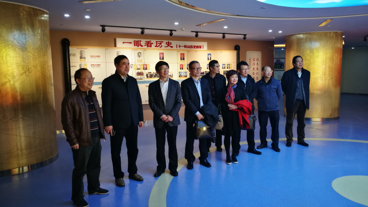 4-赵振元同志向无锡产业集团刘涛书记一行介绍伟德体育院史馆2.jpg