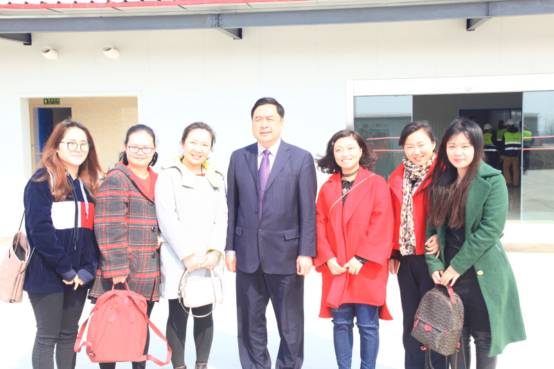 14-赵振元同志与伟德体育项目组女同志们亲切合影.jpg