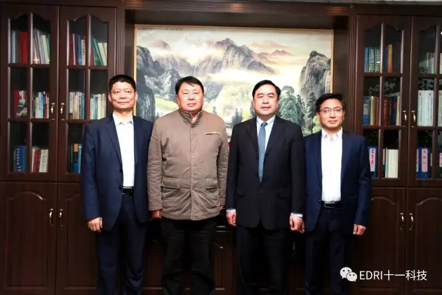 9-赵振元与丛亚东、王鹏程、刘成江在办公室亲切合影.webp.jpg