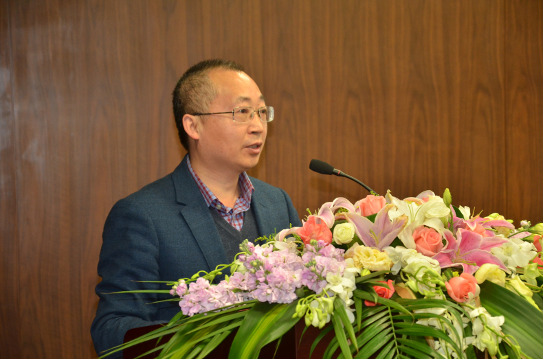1-王明云主持会议.jpg
