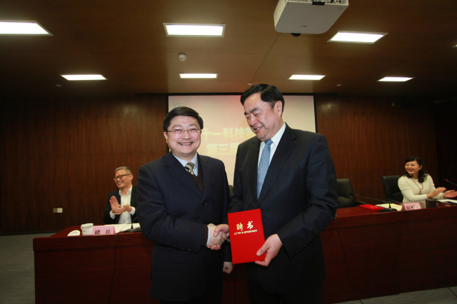 6- 伟德体育股份公司董事长赵振元同志为新一届董事孙鸿伟先生颁发聘书.jpg