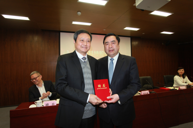 8- 伟德体育股份公司董事长赵振元同志为新一届董事杨少波先生颁发聘书.jpg