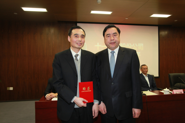 9- 伟德体育股份公司董事长赵振元同志为新一届董事孙明先生颁发聘书.jpg