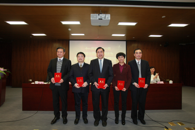 10- 伟德体育股份公司新一届董事亲切合影.jpg