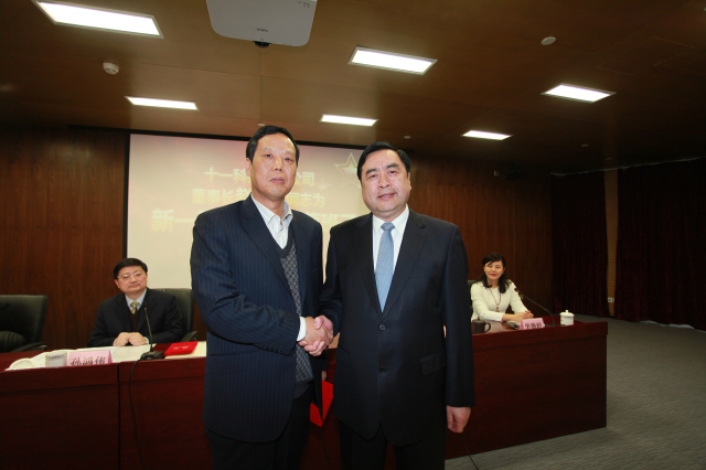 11-伟德体育股份公司董事长赵振元同志为执行班子成员何平同志颁发聘书.jpg