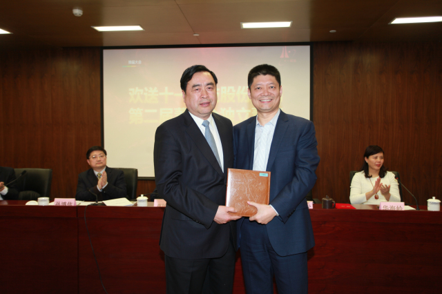 33-伟德体育董事长赵振元向王鹏程赠送了他们共事多年的影集.jpg
