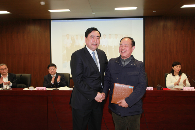 36-伟德体育董事长赵振元向王选洲赠送了他们共事多年的影集.jpg