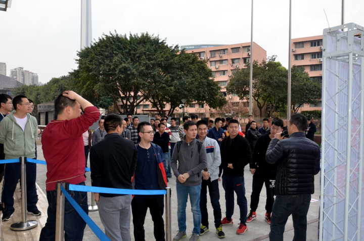 5-员工排队踊跃参加登楼比赛.jpg