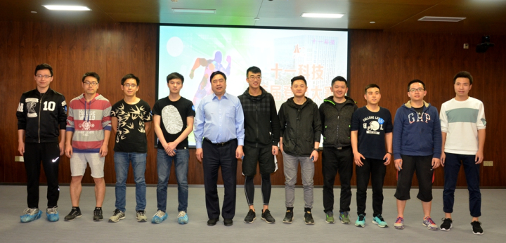 8-赵振元同志与男子组前十名合影留念.jpg