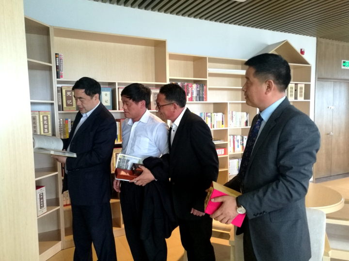 6-赵振元董事长参观睿基员工文化中心.jpg