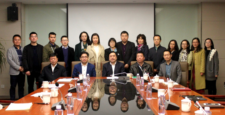 3-赵振元同志与参会干部亲切合影.jpg