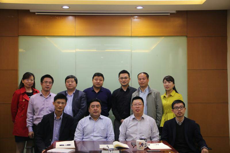 4-赵振元同志和与会干部亲切合影.jpg