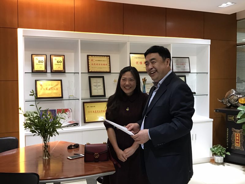 5-赵振元同志和西安交大应聘者刘翠娜亲切交流.jpg