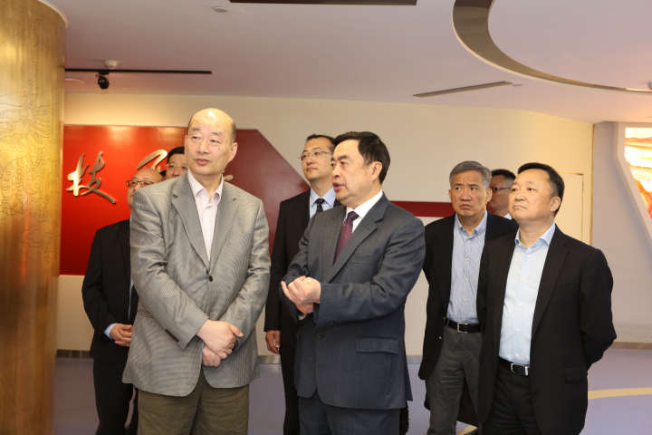 3-赵振元董事长向傅文彪董事长介绍伟德体育院史馆.jpg