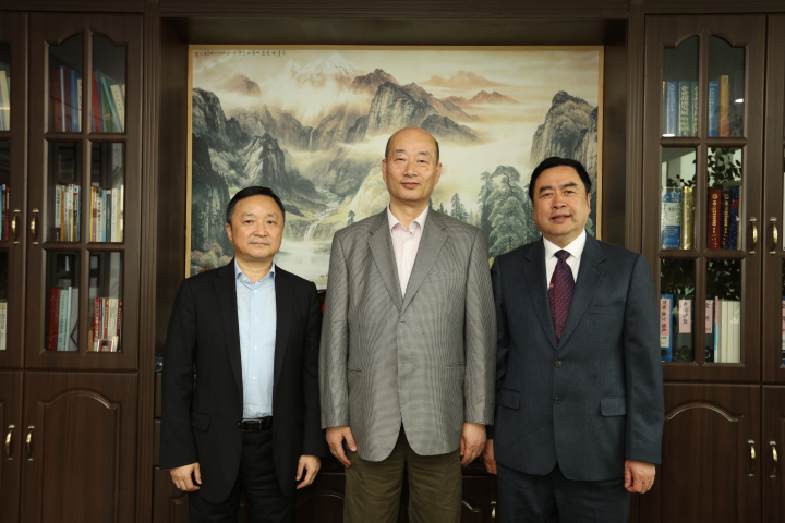 4-赵振元董事长与傅文彪董事长、卞家骏总裁在赵振元同志的办公室亲切合影.jpg