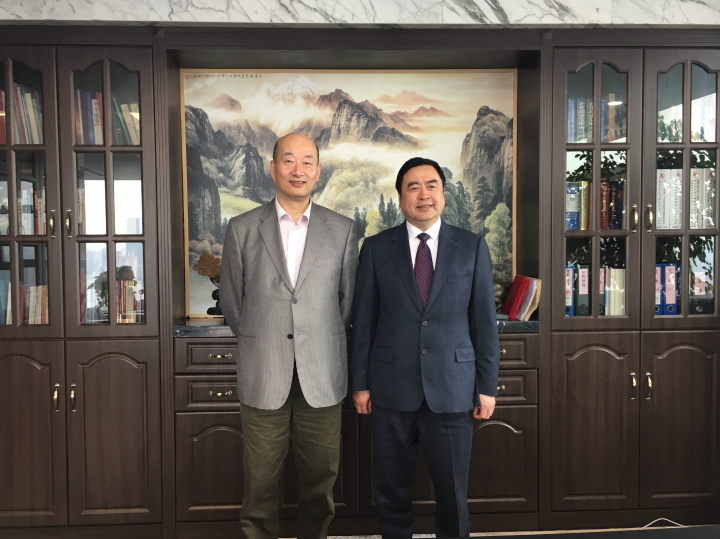 5-赵振元董事长与傅文彪董事长在赵振元同志的办公室亲切合影.jpg