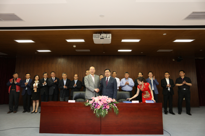 11-签约成功，赵振元董事长与傅文彪董事长亲切握手.jpg