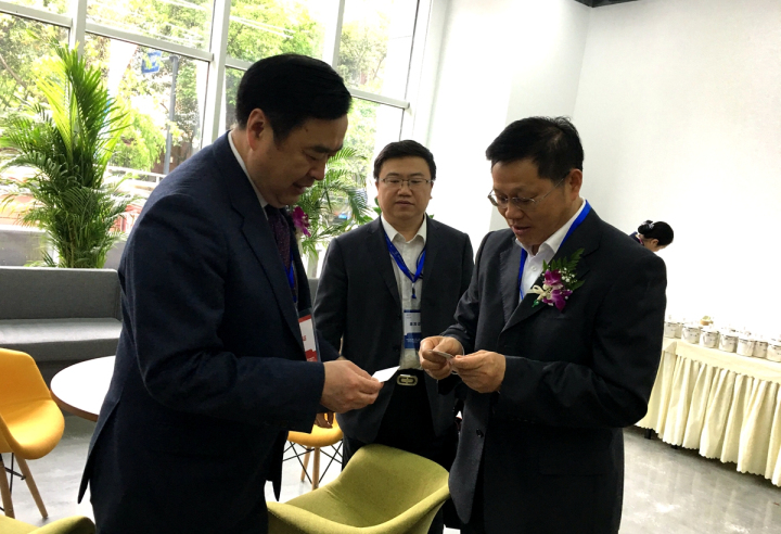 27-赵振元同志与雅砻江副总经理王继敏亲切交谈并交换名片.jpg