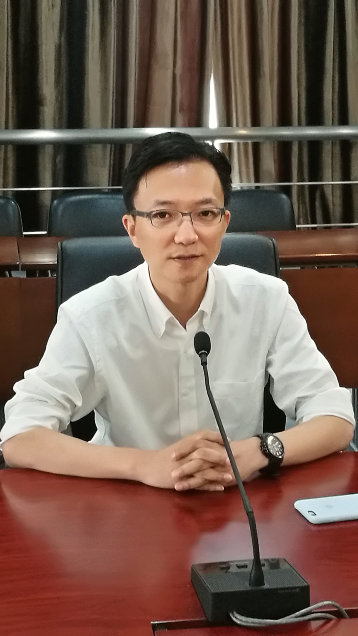 1-高级副院长王毅渤主持会议.jpg