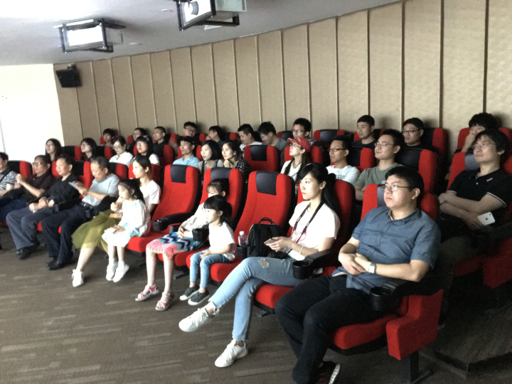 3-杭州分院干部员工在展馆放映厅观看伟德体育宣传片.jpg